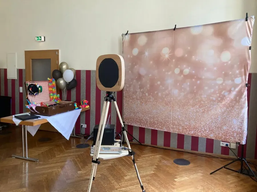 Neue Fotobox 2026 komplett aufgebaut mit Leinwand und Requisiten