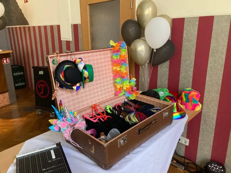 Vintage-Requisiten-Koffer mit Hüten, Brillen und Accessoires