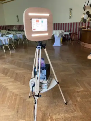 Neue Fotobox 2026 mit Holzgehäuse und LED-Streifen – Detailansicht