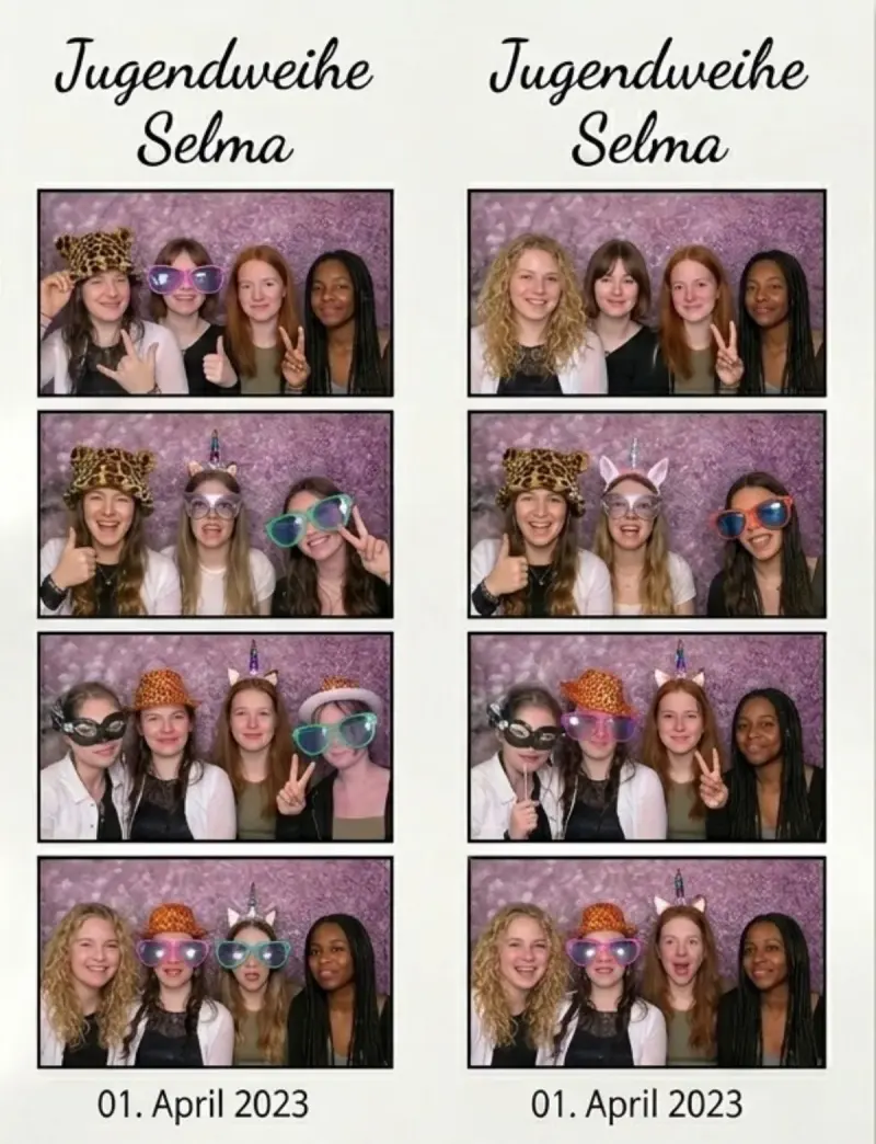 Fotobox mieten Jugendweihe – Freundinnen mit Requisiten vor Glitzer-Leinwand