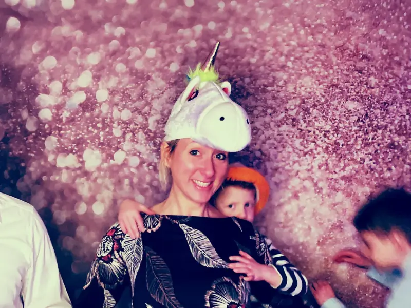 Frau mit Einhorn-Hut