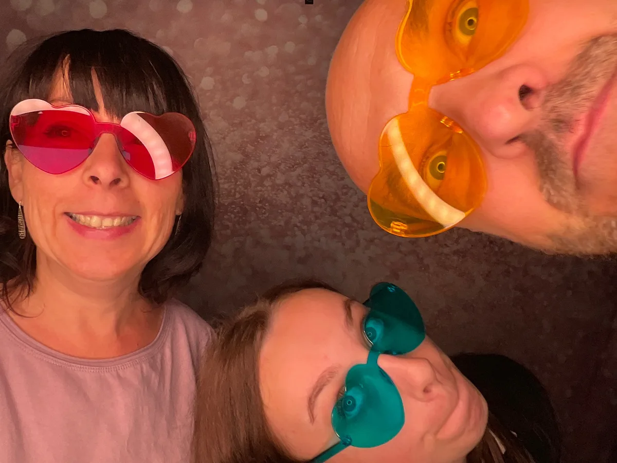 Drei Personen mit bunten Brillen