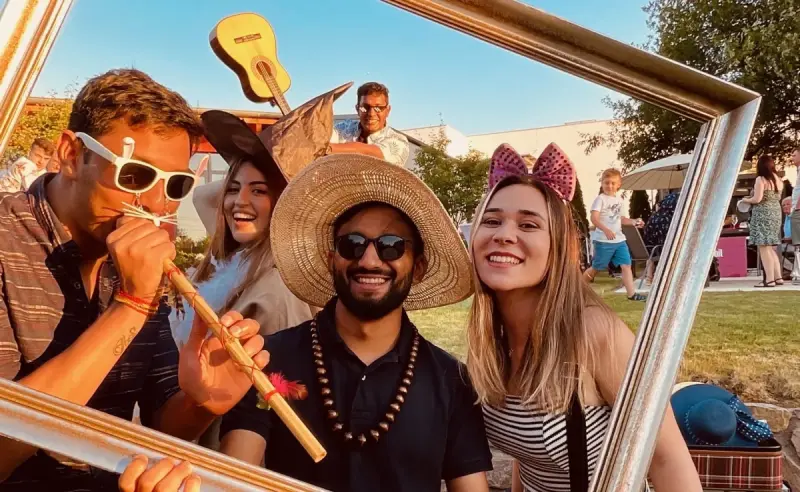 Fotobox mieten Chemnitz – Gruppe mit Requisiten und Bilderrahmen bei Outdoor-Event