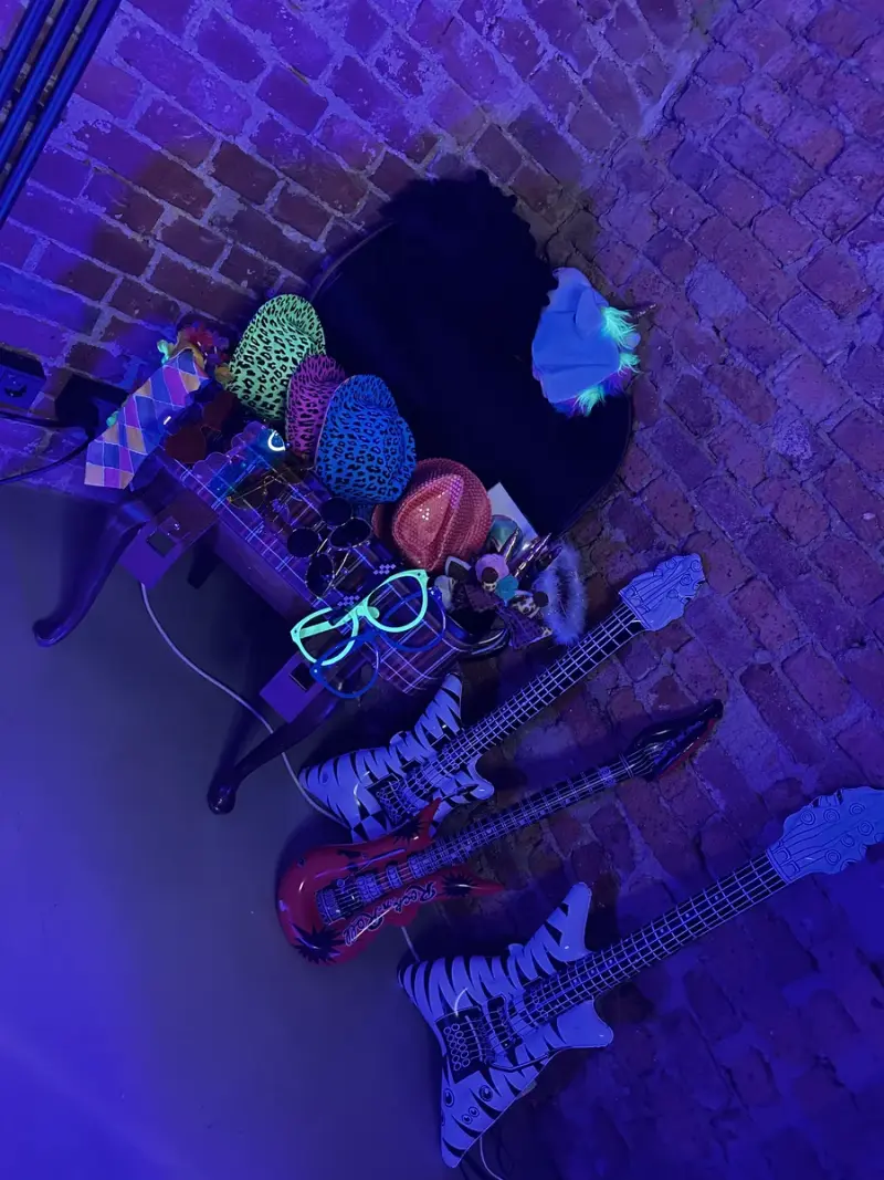 Requisiten-Tisch mit Hüten und Gitarren