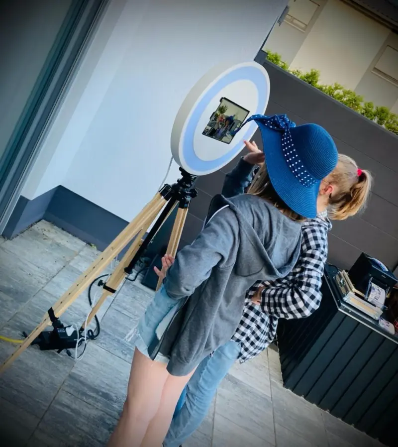 Fotobox mieten – Kinder bedienen die Fotobox mit Hüten und Requisiten