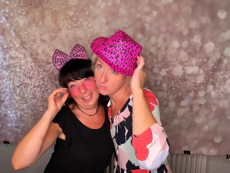 Freundinnen mit Accessoires